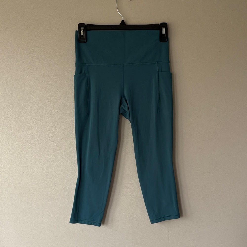 Athleta Salutation Stash Pocket II Capri Teal With Pockets